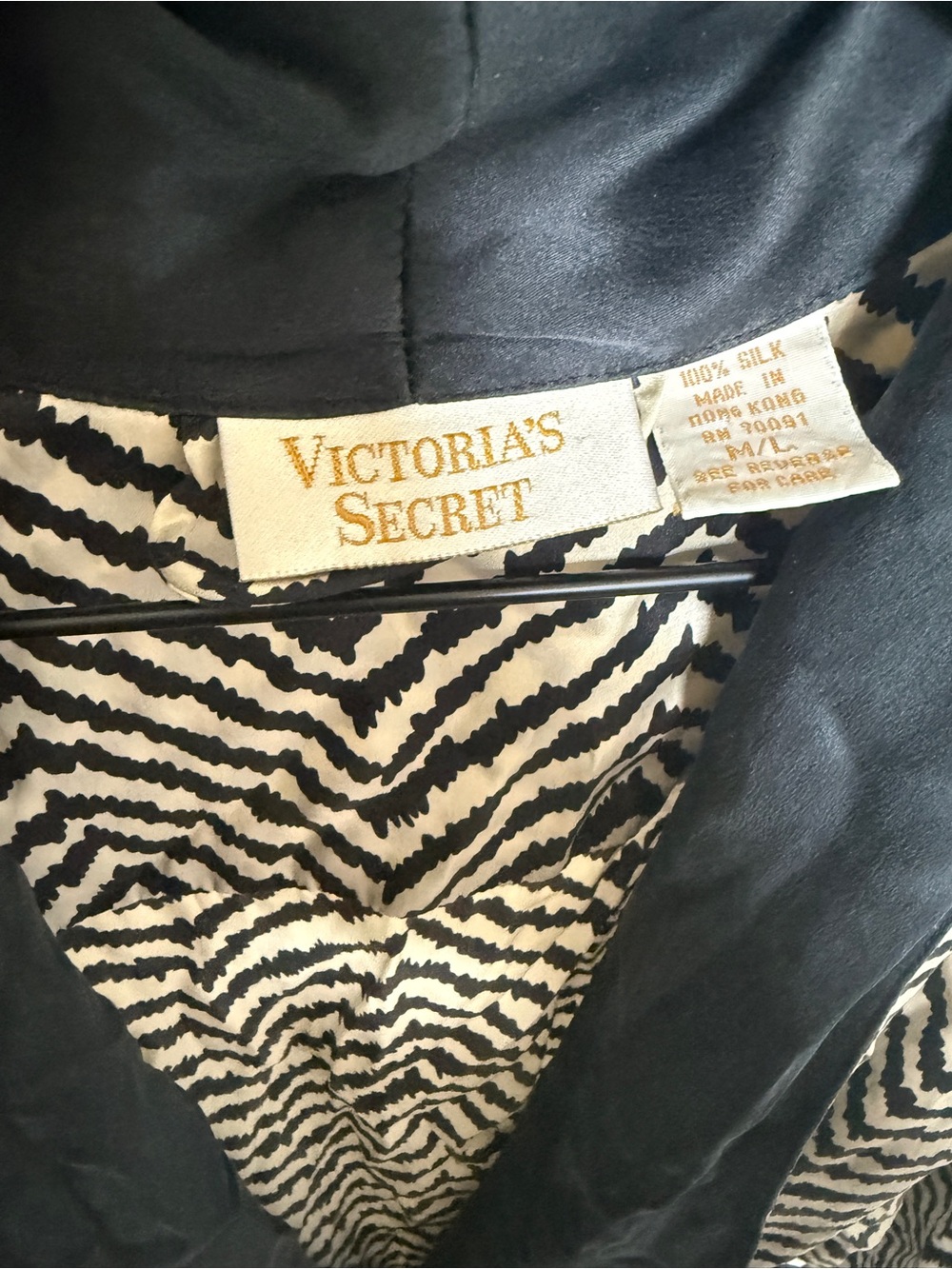Victorias Secret Vintage Gold Label 100% Silk Robe -Black & Cream Zigzag Zebra - Picture 3 of 3